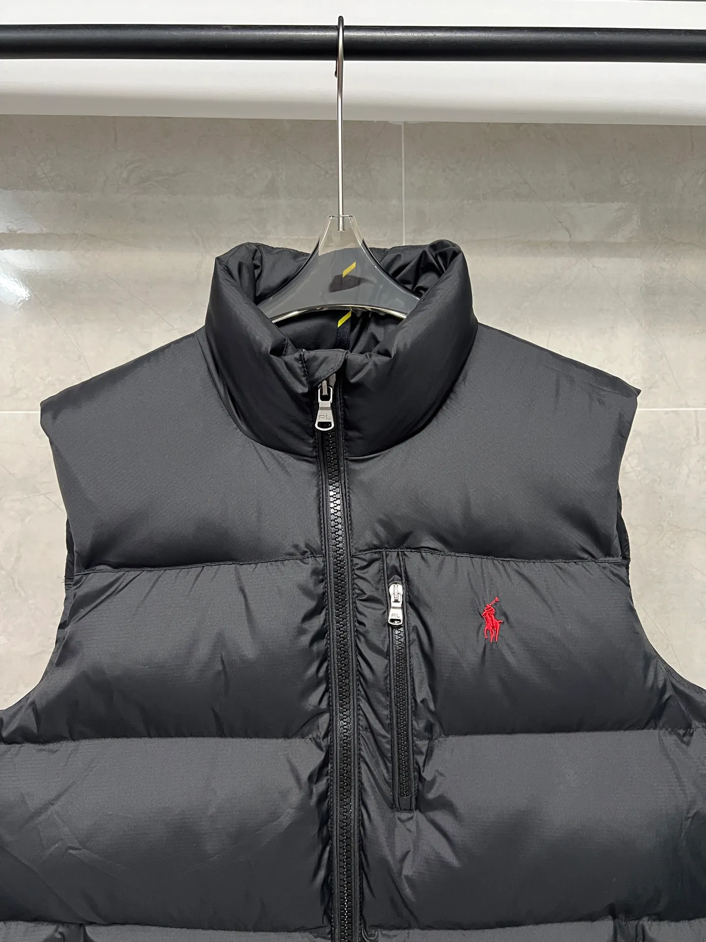 P640 Polo Ralph Lauren 2025 pony embroidered glossy half-high collar down vest. Neat tailoring creates a smart posture, returning to the hustle and bustle of the city. Filled with white duck down, warm and comfortable without being bulky, without losing personality and looking low-key. Original customized fabric with a certain sense of color. Color: glossy black, matte black. Size: S M L XL XXL